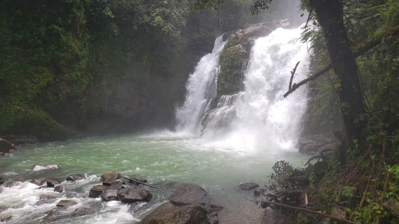 Nauyaca Waterfalls - the lower waterfall